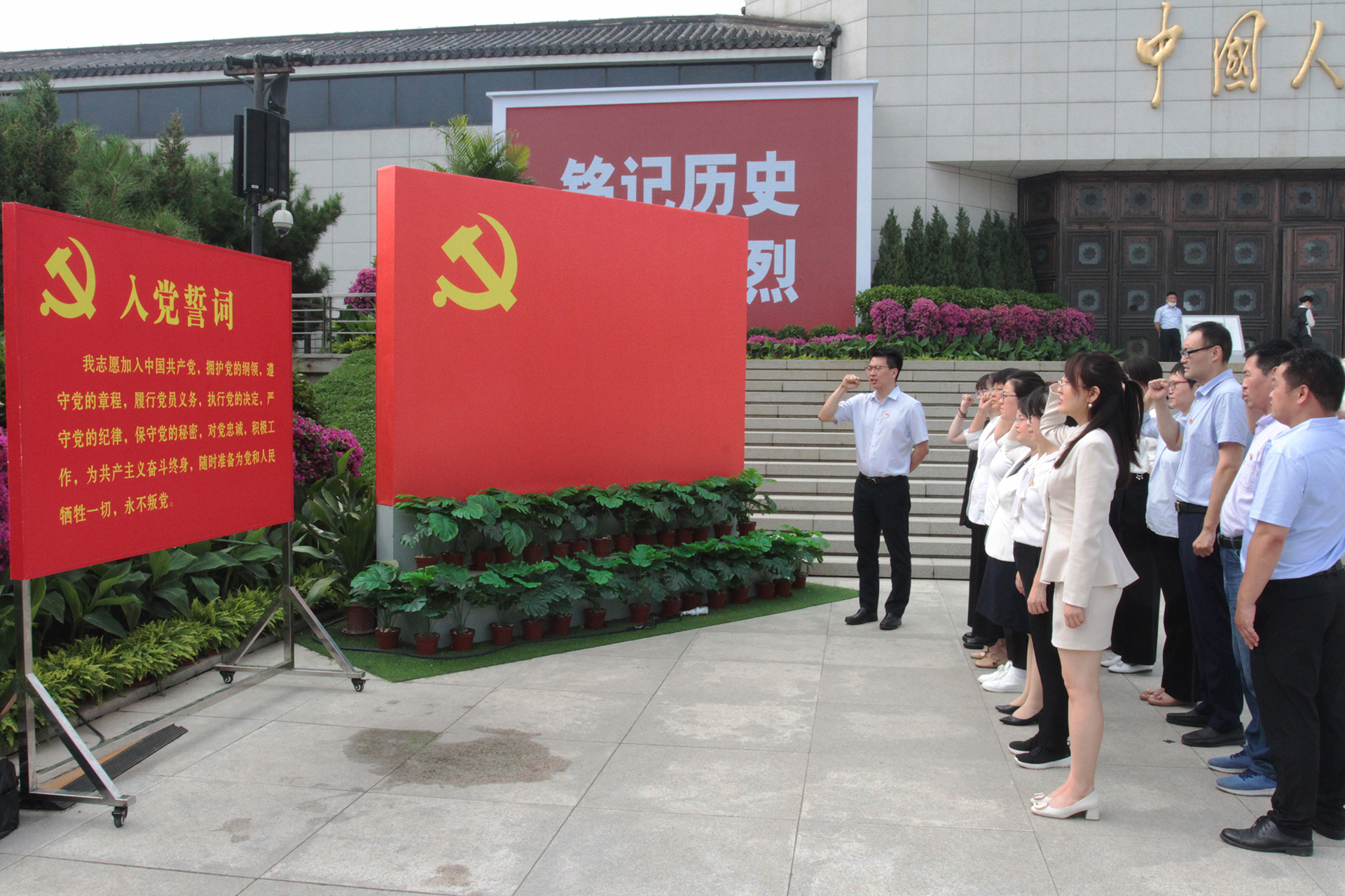 1625110218639682.jpg 5豪尔赛的党员同志们高举右拳,重温入党誓.JPG